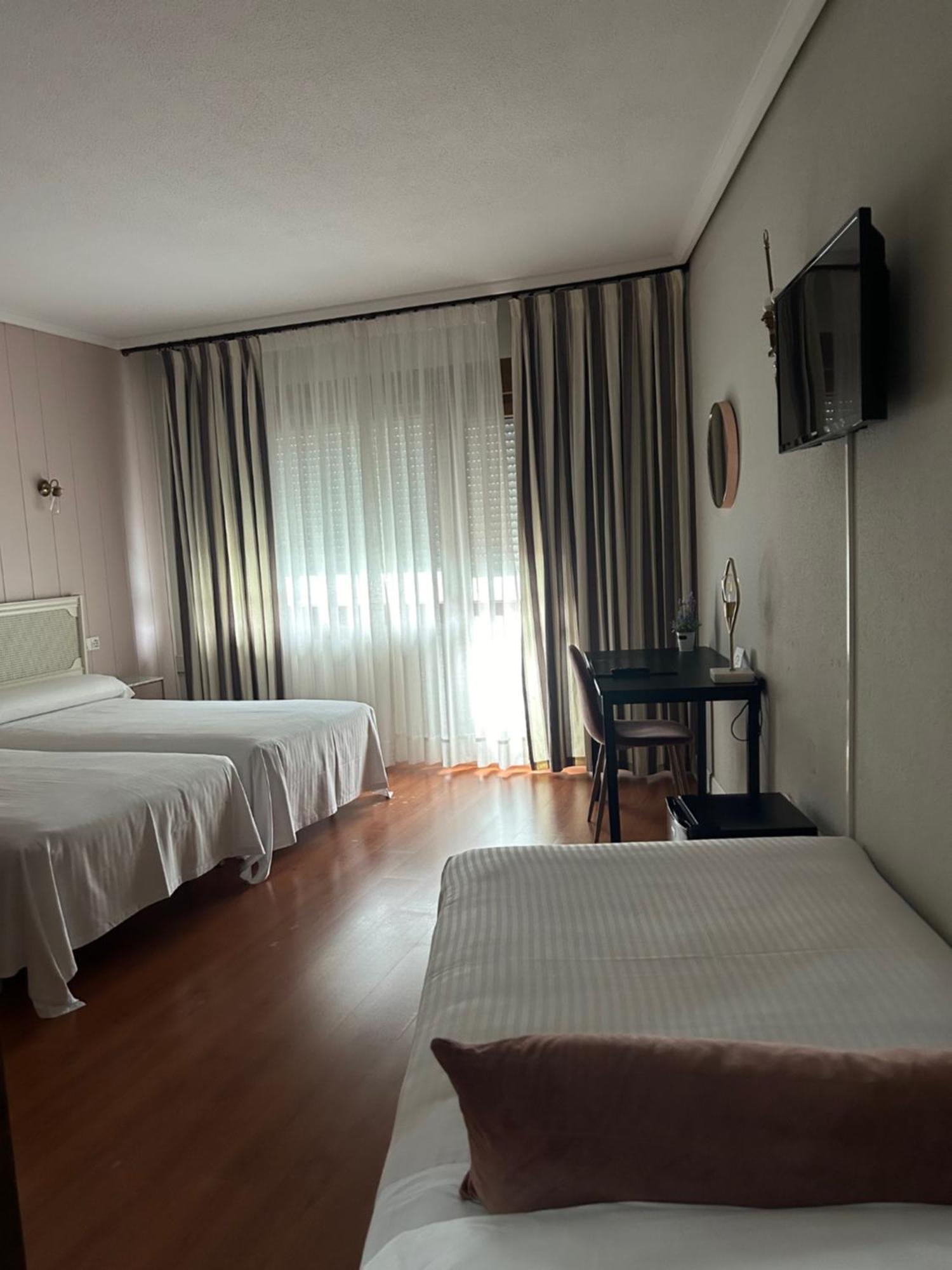 Hotel Marques De Santillana Торрелавега Экстерьер фото