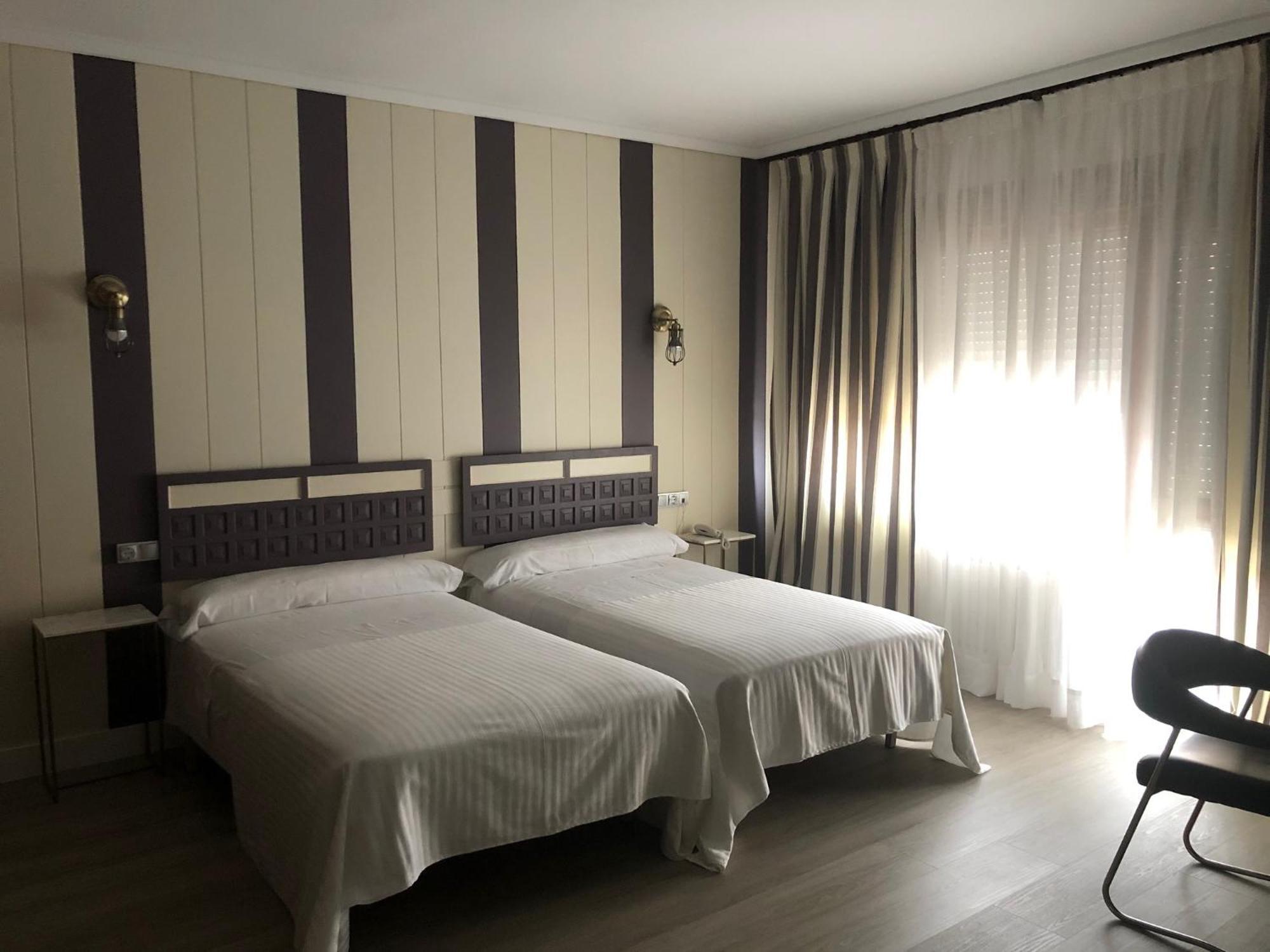 Hotel Marques De Santillana Торрелавега Экстерьер фото