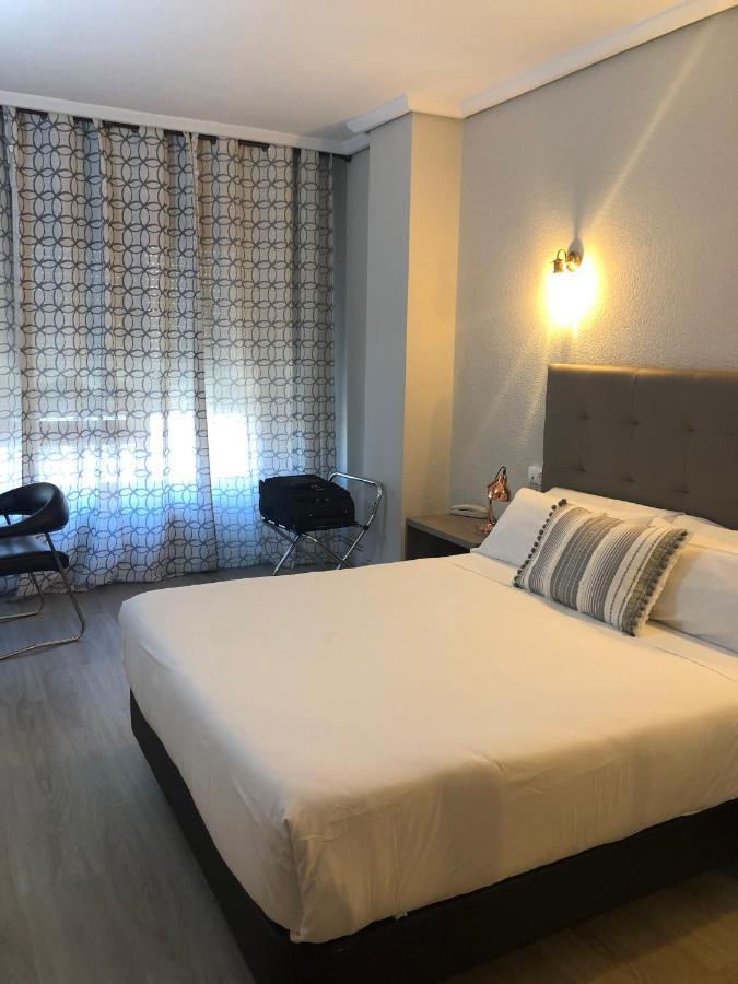 Hotel Marques De Santillana Торрелавега Экстерьер фото